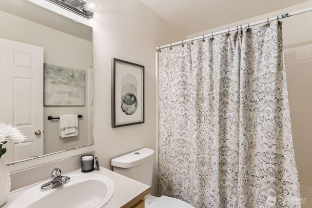 full bathroom featuring a shower with curtain, toilet, and vanity