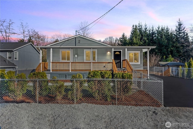 view of front facade featuring covered porch and a fenced front yard