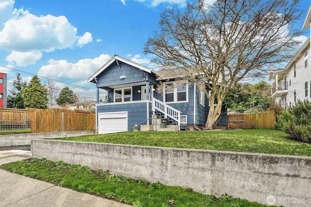 view of front facade with a front yard and fence