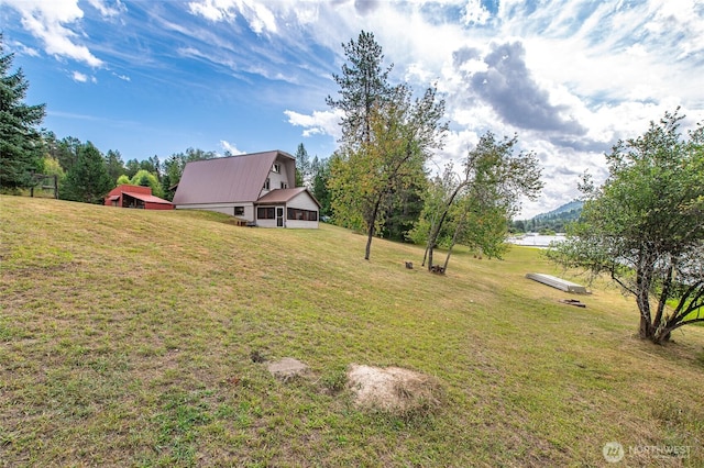 view of yard with an outbuilding