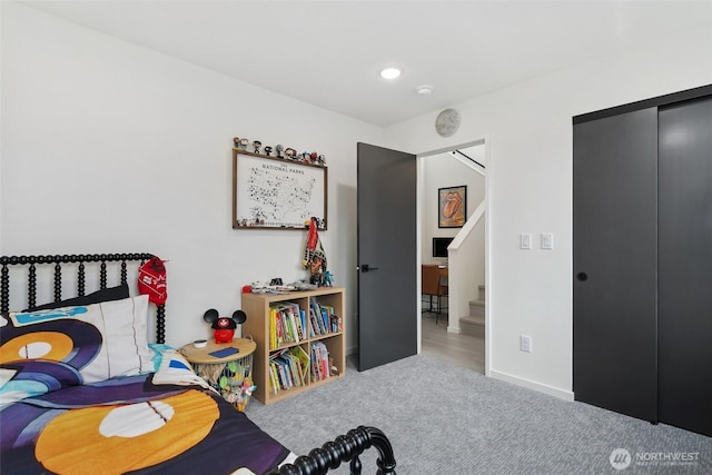 bedroom featuring carpet floors, a closet, and recessed lighting