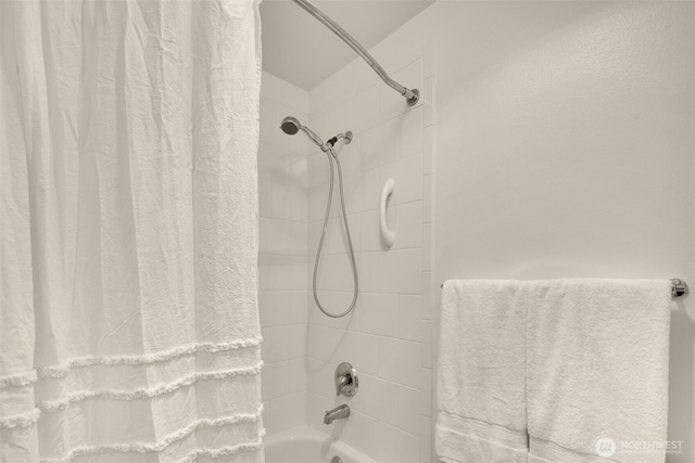 bathroom featuring shower / tub combo