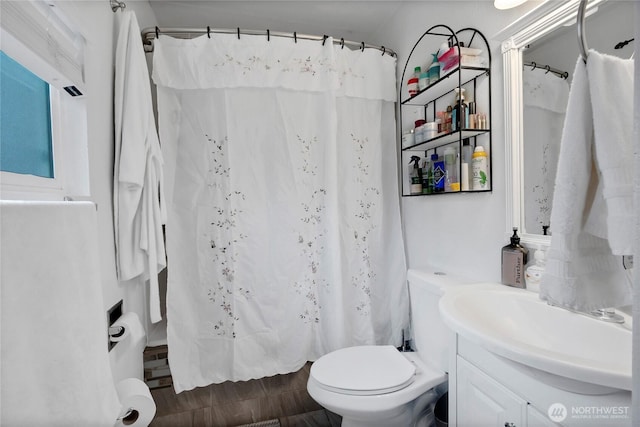 full bathroom featuring toilet, a shower with curtain, and vanity