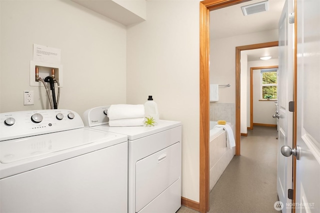 washroom featuring laundry area, baseboards, visible vents, and independent washer and dryer