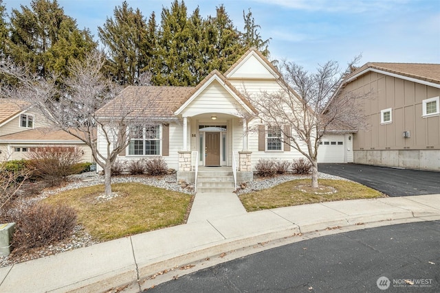 view of front of property with driveway