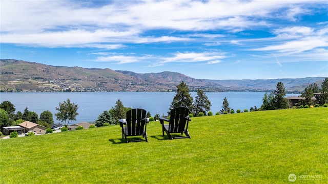 water view featuring a mountain view