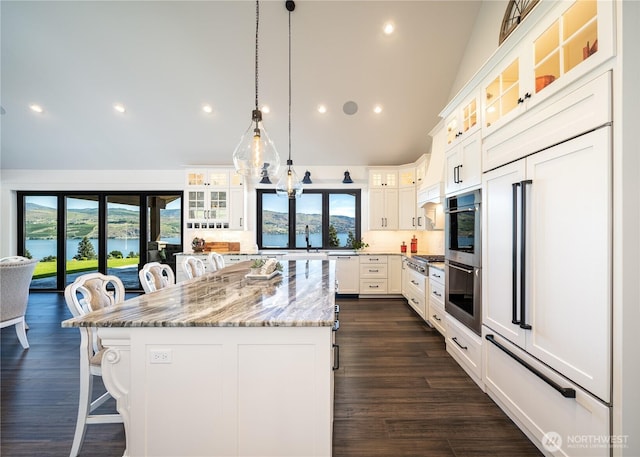 kitchen with plenty of natural light, a breakfast bar area, stainless steel appliances, and a center island