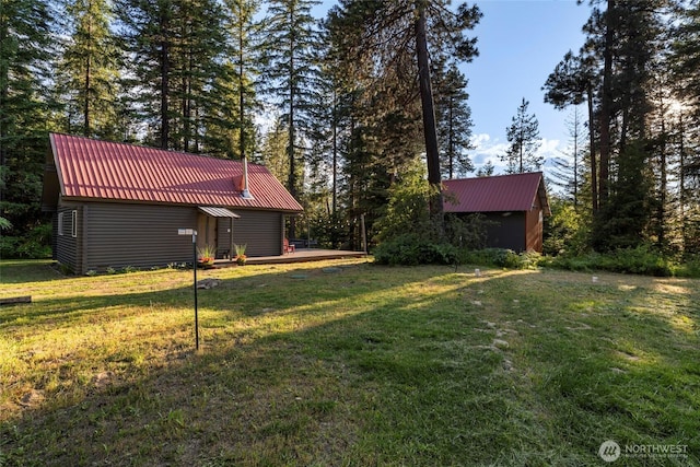 view of yard with an outdoor structure