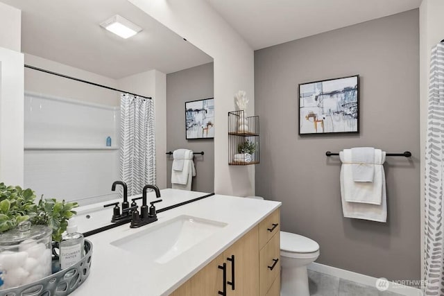 full bathroom featuring curtained shower, tile patterned flooring, toilet, vanity, and baseboards