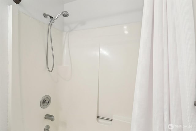 details with shower / bathtub combination with curtain