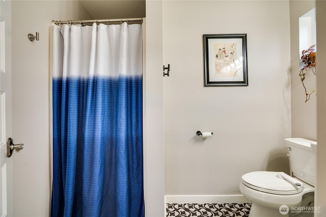 full bathroom with a shower with shower curtain, baseboards, and toilet