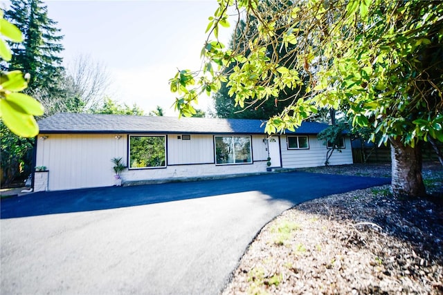 ranch-style home with driveway