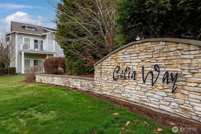 community sign featuring a yard