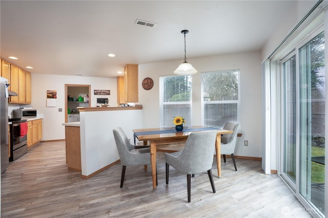 dining area with light wood finished floors, baseboards, visible vents, and recessed lighting
