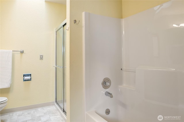 full bath featuring shower / bath combination with glass door, toilet, and baseboards