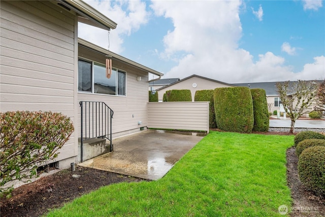 view of yard featuring a patio