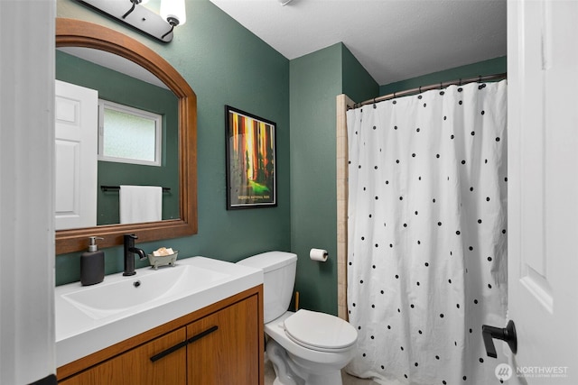 full bathroom with curtained shower, toilet, and vanity