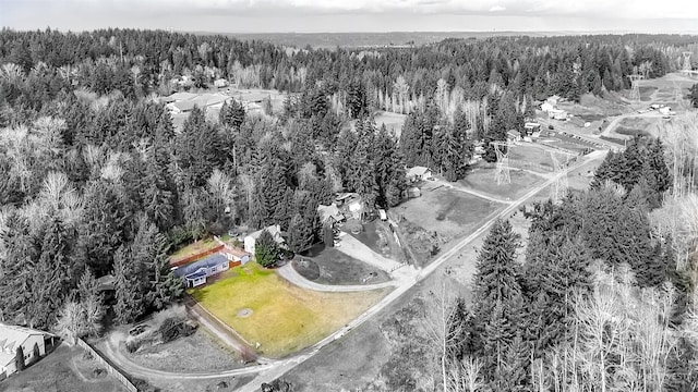 bird's eye view featuring a wooded view