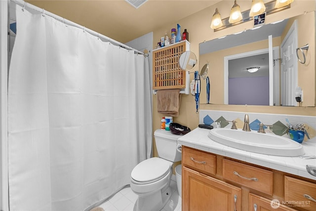 full bath with curtained shower, visible vents, vanity, and toilet