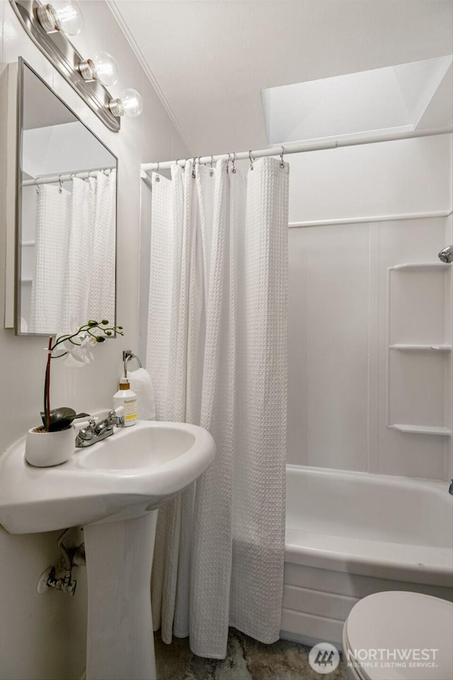 full bath with shower / bath combination with curtain, crown molding, and toilet