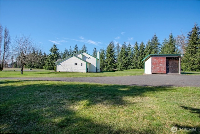 view of yard with an outbuilding