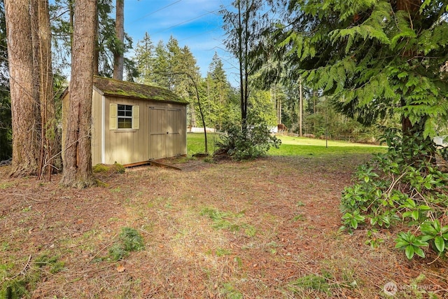 view of yard with an outbuilding and a storage unit