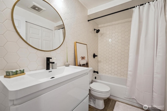 full bathroom featuring shower / tub combo with curtain, visible vents, backsplash, toilet, and vanity