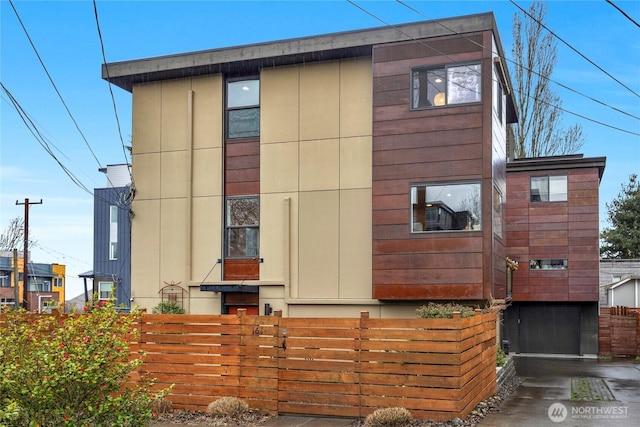 view of front of house featuring fence