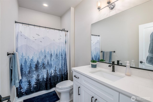 full bath with toilet, recessed lighting, a shower with shower curtain, and vanity