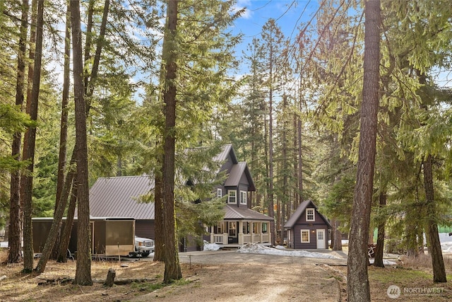 view of front of home with covered porch and driveway