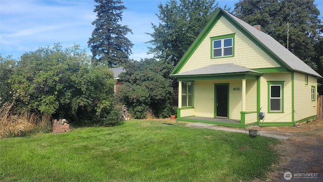 view of front facade with a front lawn