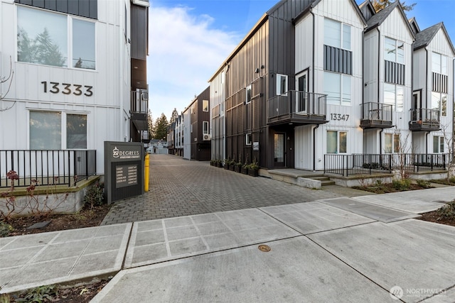 view of street featuring a residential view