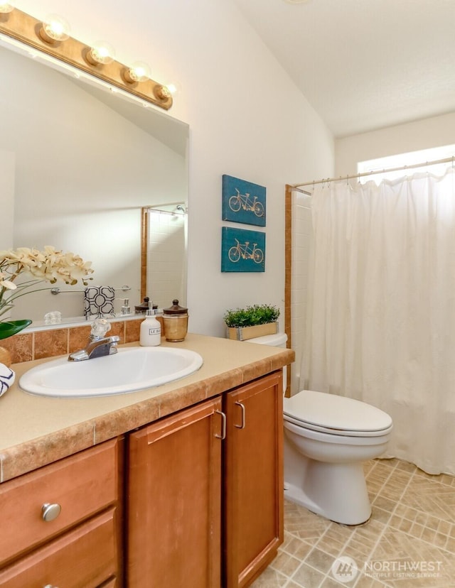 full bathroom with curtained shower, vanity, and toilet