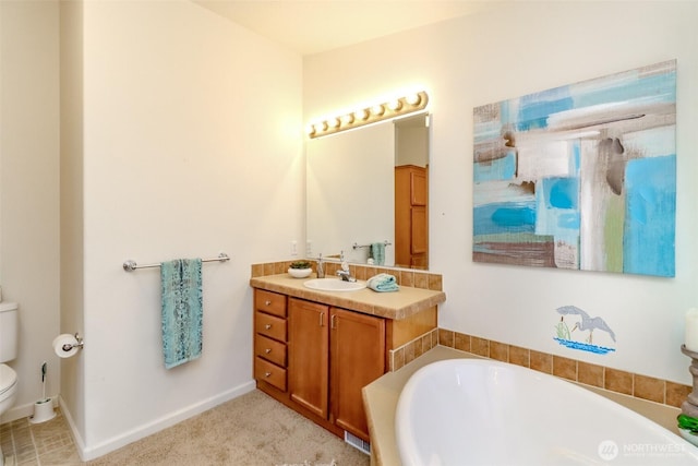 full bathroom featuring visible vents, baseboards, toilet, vanity, and a bath