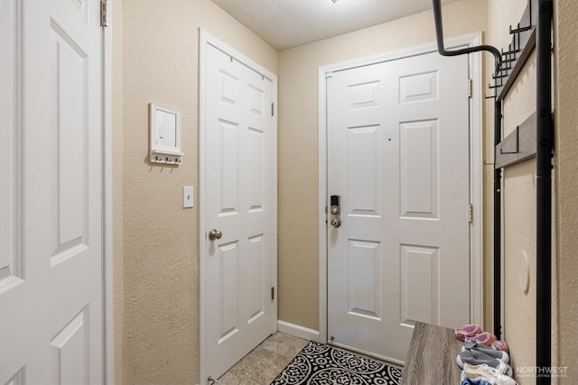 entryway featuring baseboards