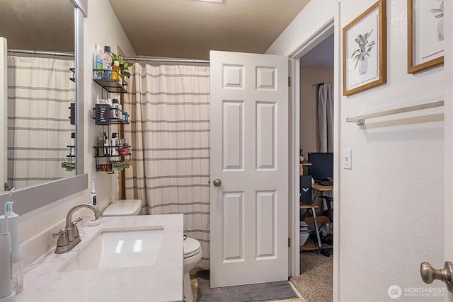 full bath with toilet, a shower with shower curtain, and vanity