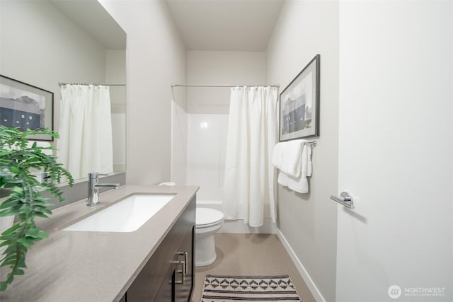 full bath with baseboards, vanity, toilet, and shower / bath combo with shower curtain