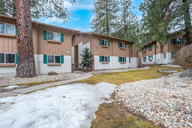 view of front of property with a front lawn