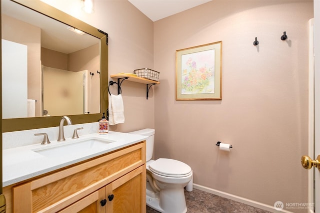 full bathroom featuring vanity, toilet, a shower, and baseboards