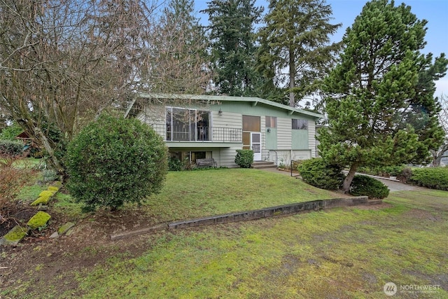 view of front of property featuring a front yard