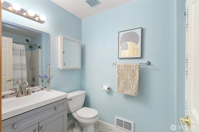 full bath featuring visible vents, baseboards, toilet, and vanity