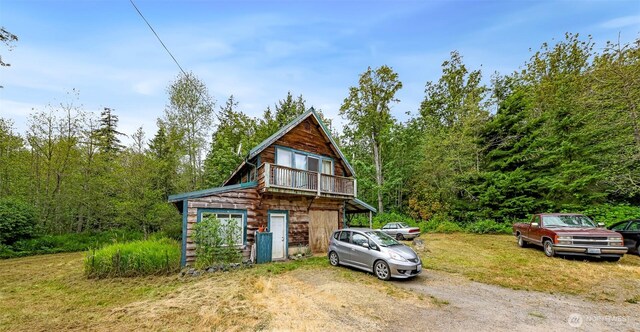 view of front of home featuring a detached garage and driveway