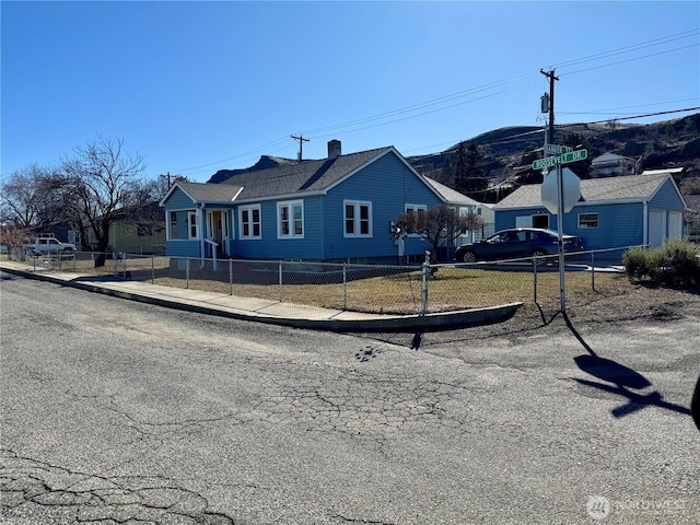 view of front of home with a fenced front yard