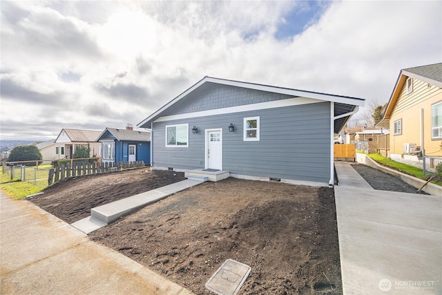 bungalow-style house featuring fence