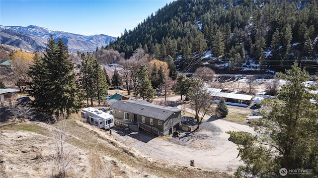 birds eye view of property featuring a mountain view