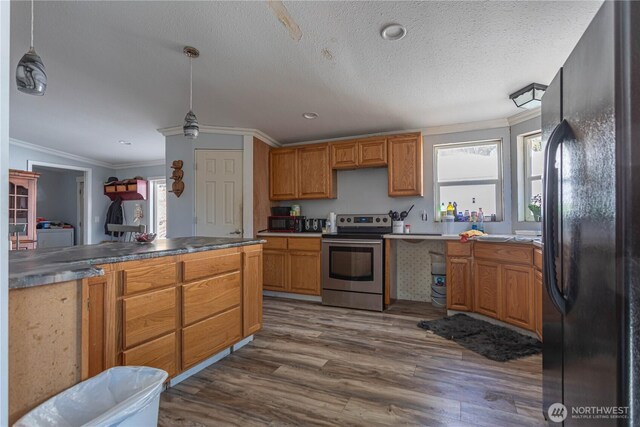 kitchen with a textured ceiling, dark wood-type flooring, electric stove, freestanding refrigerator, and crown molding