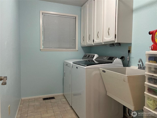 clothes washing area featuring cabinet space, visible vents, a sink, independent washer and dryer, and baseboards