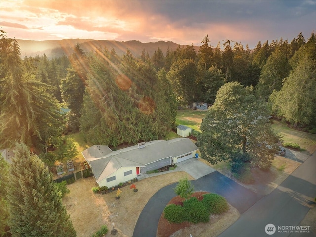 bird's eye view featuring a wooded view