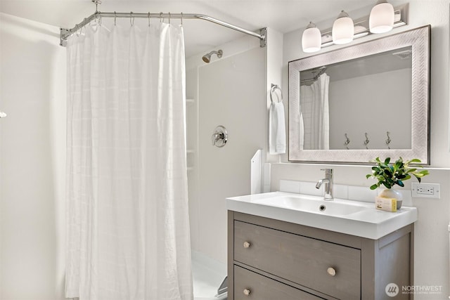 full bath featuring curtained shower and vanity