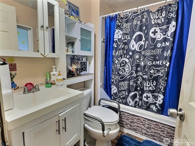 full bathroom with a shower with shower curtain, vanity, and toilet